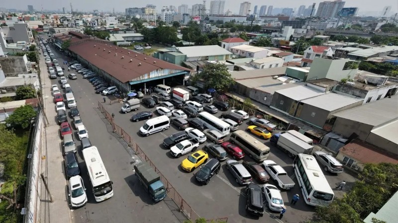 Lưu lượng phương tiện đến kiểm định gia tăng trong dịp cuối năm. Ảnh Chính phủ