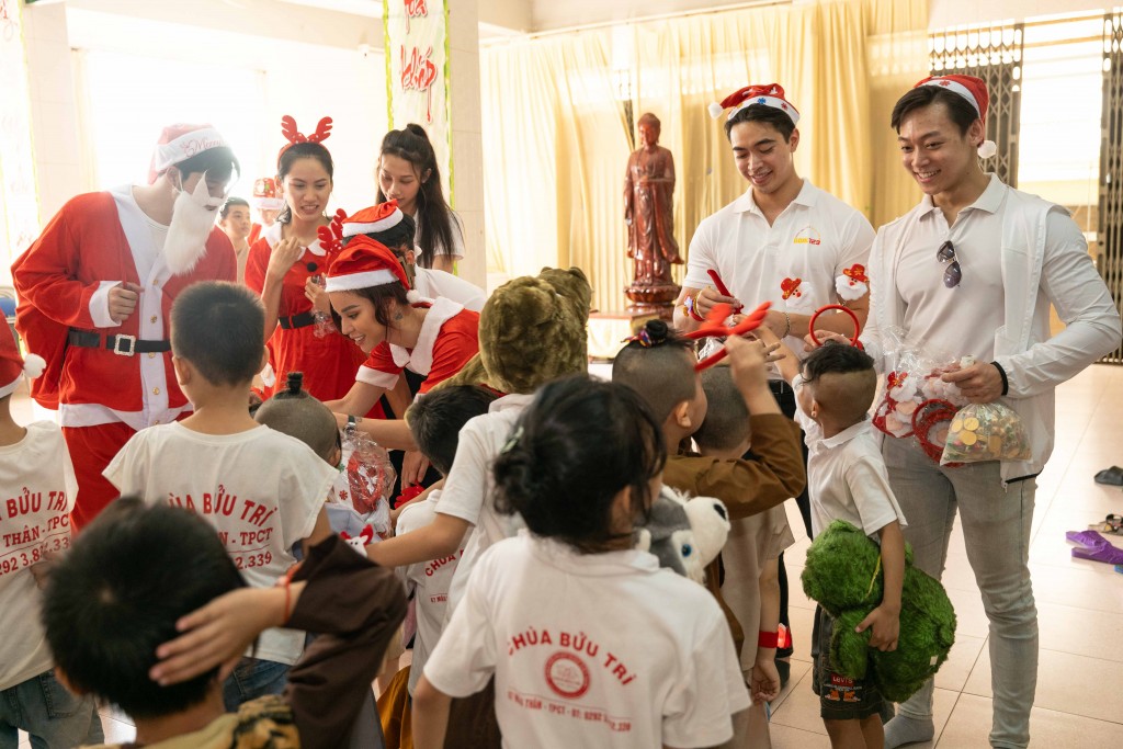 Dàn celeb vui Noel sớm với trẻ em có hoàn cảnh khó khăn