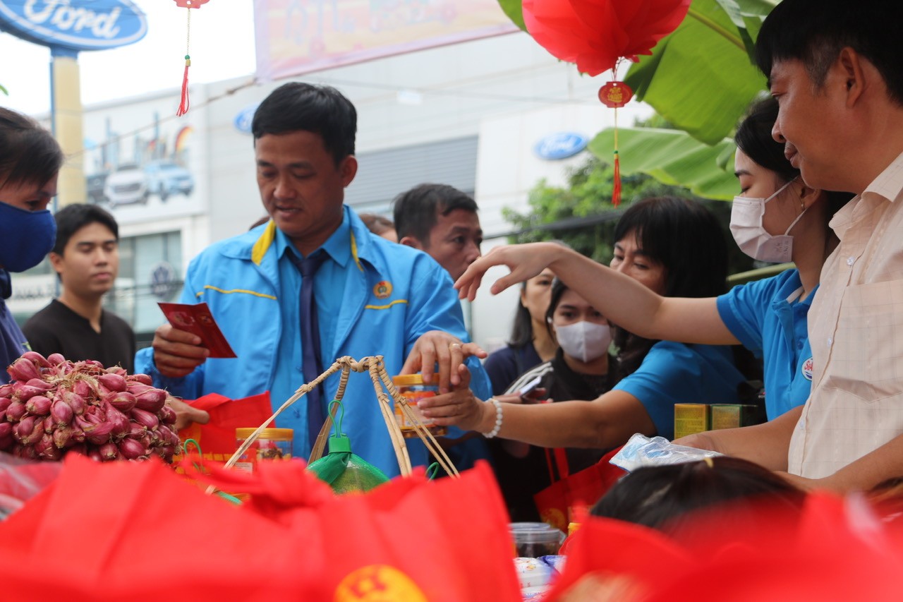 Đoàn viên phấn khởi với những món hàng thiết yếu tại gian hàng 0 đồng ở phiên chợ. Ảnh: Linh Thảo