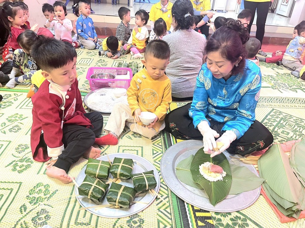 Trẻ mầm non tìm hiểu Tết cổ truyền trong “Ngày hội gói bánh chưng”