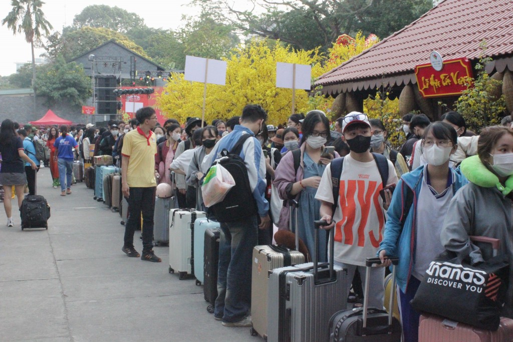 TP Hồ Chí Minh: Tiễn 2.200 sinh viên, lao động về quê ăn Tết