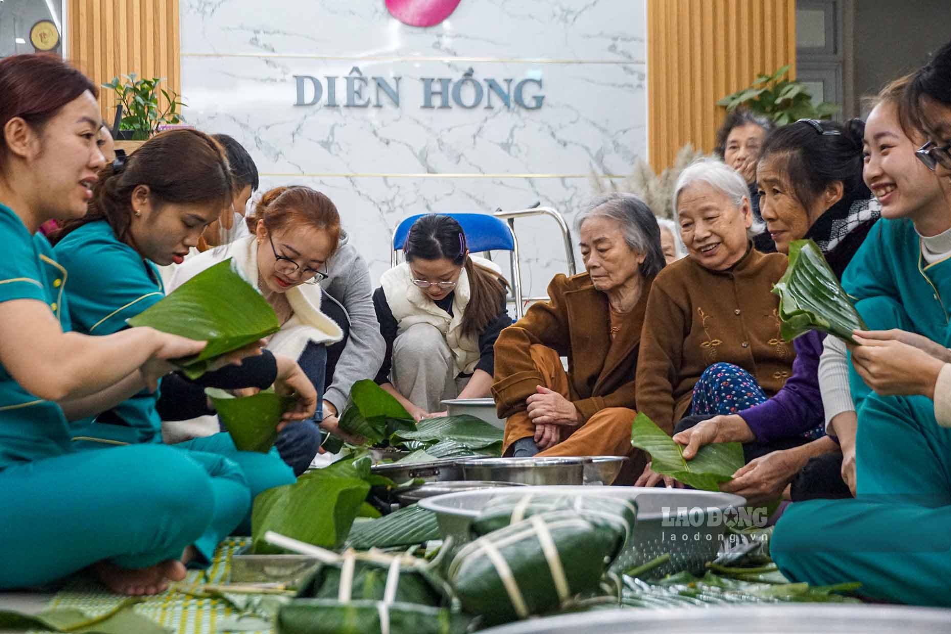 Không chỉ ông Việt mà các cụ ông, cụ bà khác và nhân viên của viện khi được tham gia vào các chương trình như gói bánh chưng khiến ai cũng vui tươi, phấn khởi.