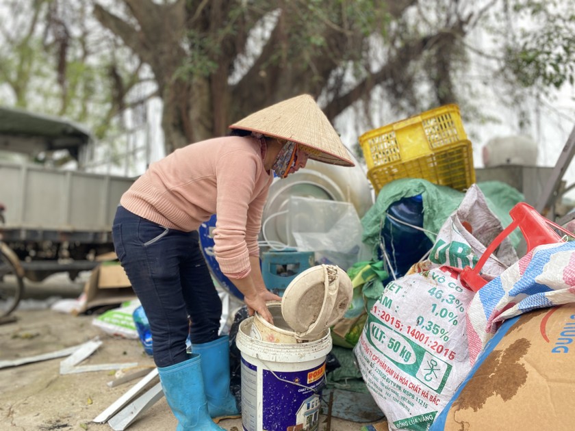 Một ngày làm việc của chị bắt đầu từ 5h sáng, có khi kết thúc lúc 20h tối. Ảnh: Ngọc Nga