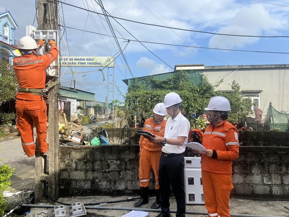 Giám đốc Điện lực Kỳ Anh Đặng Đôn Sơn kiểm tra, giám sát tại hiện trường