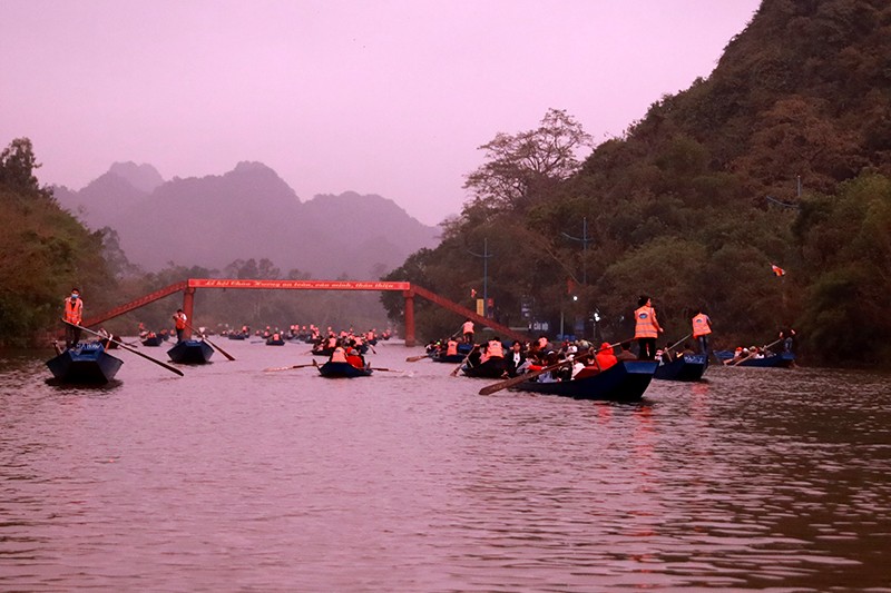 Hàng vạn du khách trảy hội chùa Hương