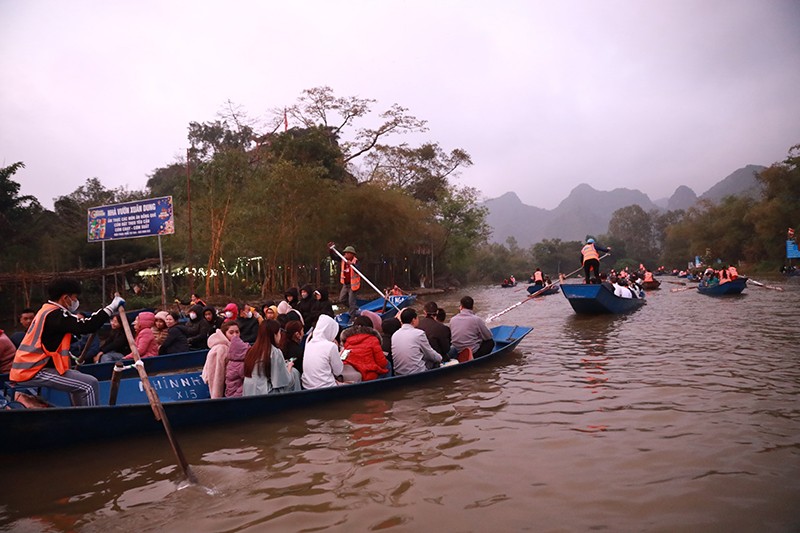 Hàng vạn du khách trảy hội chùa Hương