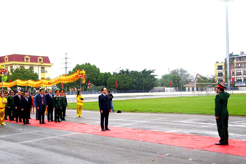 Đại diện Ban Chỉ huy quân sự huyện Thanh Trì báo cáo, xin chỉ đạo của đồng chí Phó Bí thư Thành uỷ, Chủ tịch HĐND TP Hà Nội Nguyễn Ngọc Tuấn về công tác tổ chức Lễ giao nhận quân năm 2024