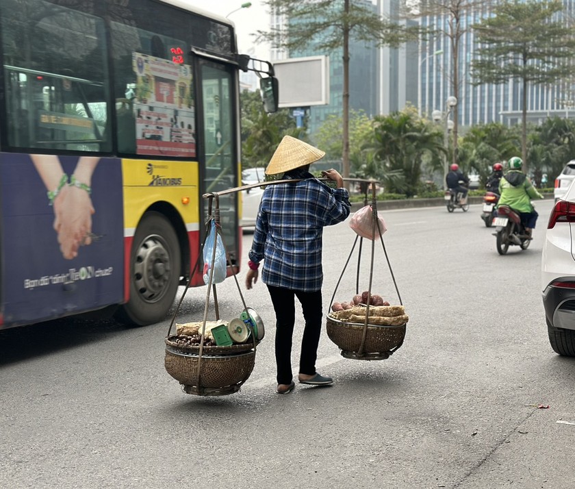 Nhiều người phụ nữ mưu sinh bằng những gánh hàng rong, một ngày phải đi bộ hàng chục km để bán hàng