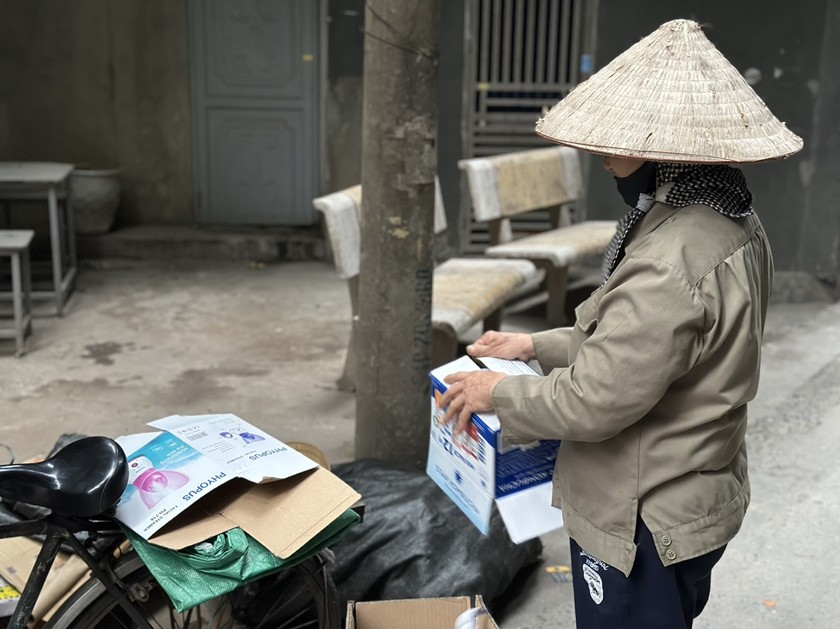 Hàng ngày đi làm trên chiếc xe đạp cũ, rong ruổi khắp nhiều con phố của Hà Nội, với câu rao quen thuộc 'Ai đồng nát giấy vụn bán đi', với bà N. ngày 8/3 cũng giống như những ngày bình thường. Vẫn dậy sớm đi làm đến chiều muộn.