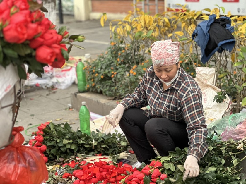 "Chỉ mong rằng được khách ủng hộ nhiều đó đã là một món quà tinh thần quý giá đối với tôi trong ngày 8/3 hôm nay", chị Mận bày tỏ.