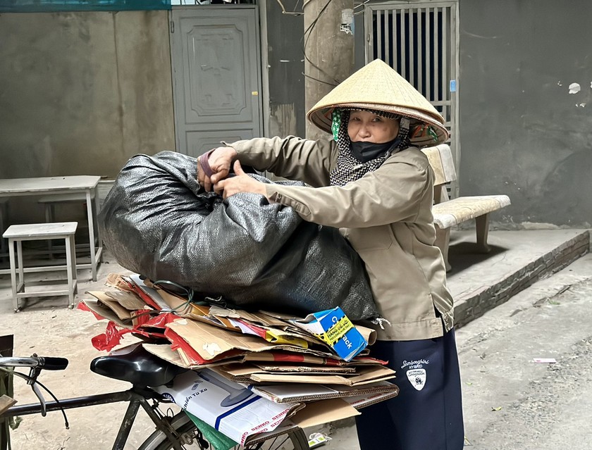 Ví công việc của mình giống như người đi câu, bà N. chia sẻ: "Cũng biết là ngày 8/3, thấy khắp nơi bán hoa bán quà nhưng với tôi cũng chỉ là một ngày bình thường. Công việc của tôi giống như đi câu vậy, ngày được ngày không. Cũng chỉ mong luôn có sức khỏe tốt để mua được nhiều hàng hơn, từ đó có thêm thu nhập trang trải cuộc sống".