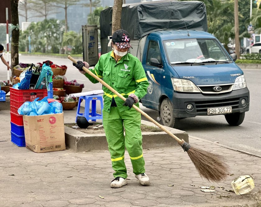 Đi làm trong ngày 8/3 với tâm trạng phấn khởi hơn thường ngày, chị Vũ Thị Vân (Nhân viên Công ty Môi trường và Dịch vụ đô thị Vĩnh Yên) cho biết: "Nhân dịp này công ty cũng có món quà động viên tinh thần cho các chị em phụ nữ nên chúng tôi rất vui và hạnh phúc. Trong ngày 8/3, tôi mong muốn mình có thật nhiều sức khỏe để tiếp tục công việc 'làm đẹp cho đời', gia đình luôn được hạnh phúc bình an và đặc biệt là người dân sẽ có ý thức hơn trong việc giữ gìn vệ sinh môi trường".