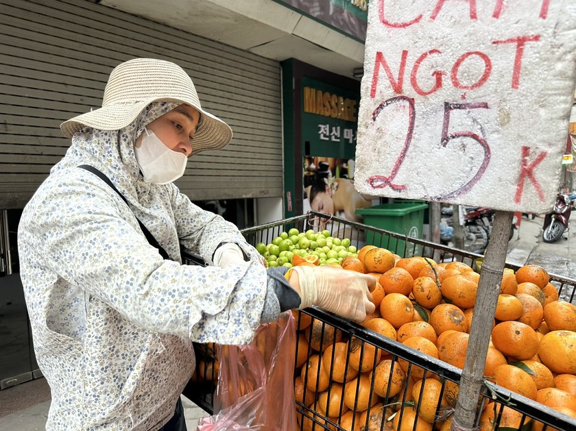 Cũng giống như bà N, người phụ nữ bán bán hàng rong trên con phố Đình Thôn (phường Mỹ Đình, quận Nam Từ Liêm) này chỉ mong muốn bán thêm được nhiều hàng để lo cho gia đình: "Vào những ngày lễ cũng mong được nhận hoa, nhưng cuộc sống còn khó khăn nên cũng động viên nhau bằng món quà tinh thần. Tôi chỉ mong được khách hàng ủng hộ nhiều, được về nhà sớm để nấu 1 vài món ăn ngon, đợi chồng và con về cùng ăn, như vậy là có một ngày 8/3 ý nghĩa ".