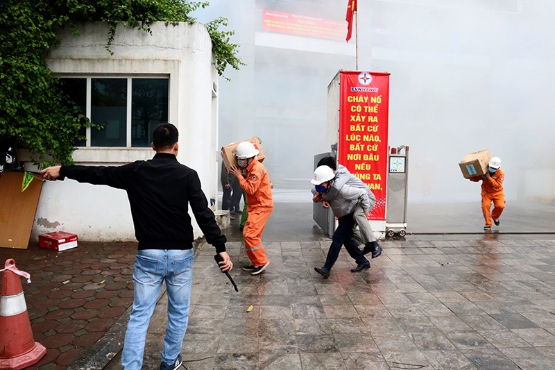 Lực lượng chữa cháy cơ sở sơ tán người và tài sản mắc kẹt trong vụ cháy giả định