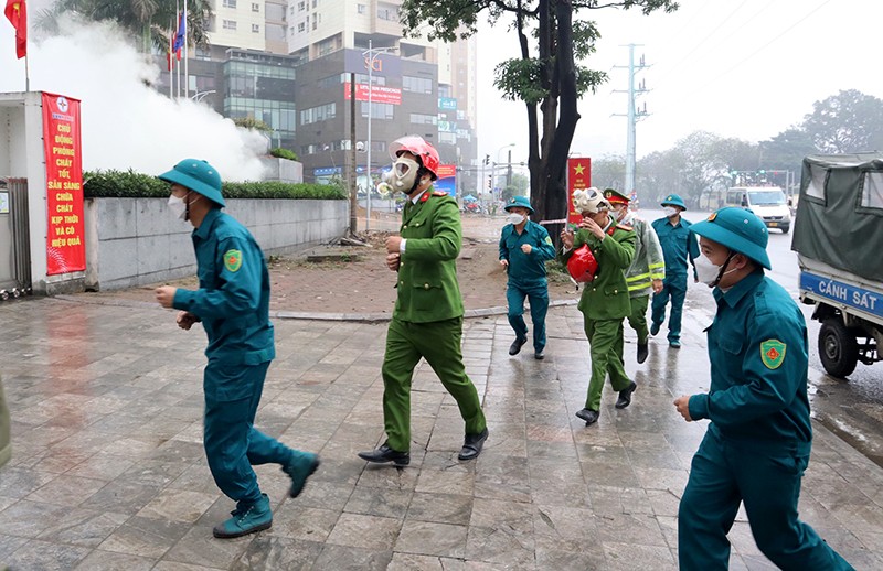 Ngay sau khi phát hiện xảy ra cháy, các lực lượng chữa cháy tại chỗ thuộc phường Mễ Trì đã nhanh chóng tới hiện trường phối hợp triển khai dập lửa, cứu nạn