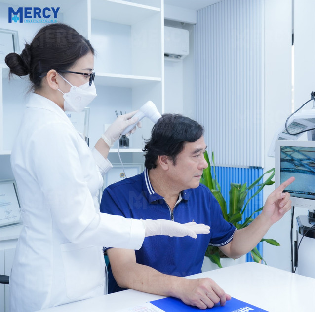 NSND Mạnh Cường trong buổi thăm khám sau điều trị. Ảnh: Phòng khám Mercy