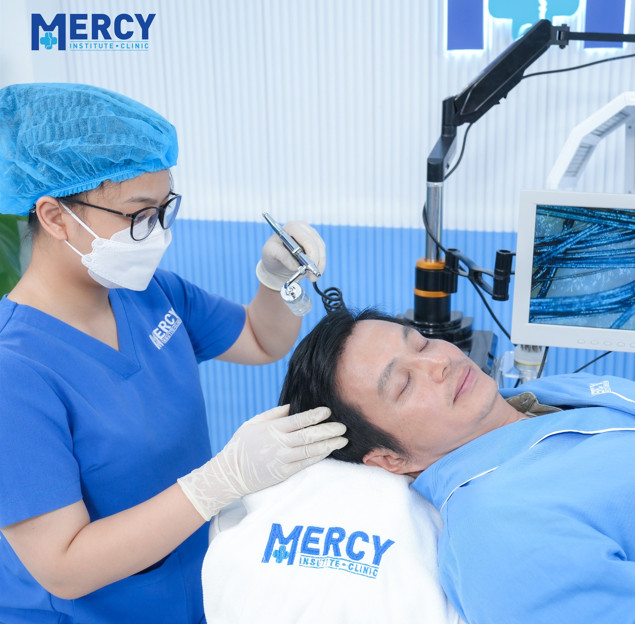 Diễn viên Bá Anh đang trong quá trình điều trị. Ảnh: Phòng khám Mercy