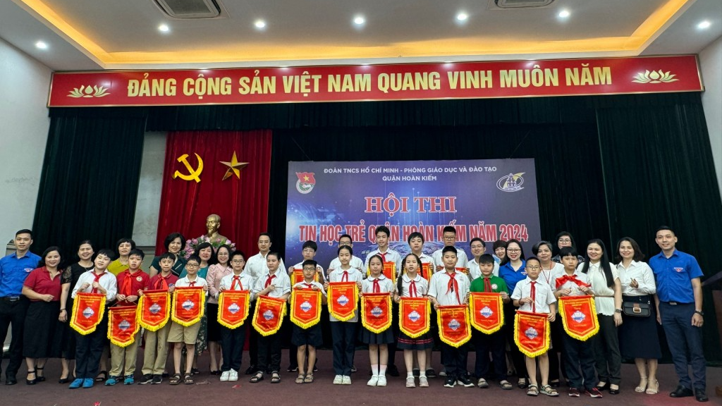 19 Liên đội tranh tài hội thi Tin học trẻ quận Hoàn Kiếm