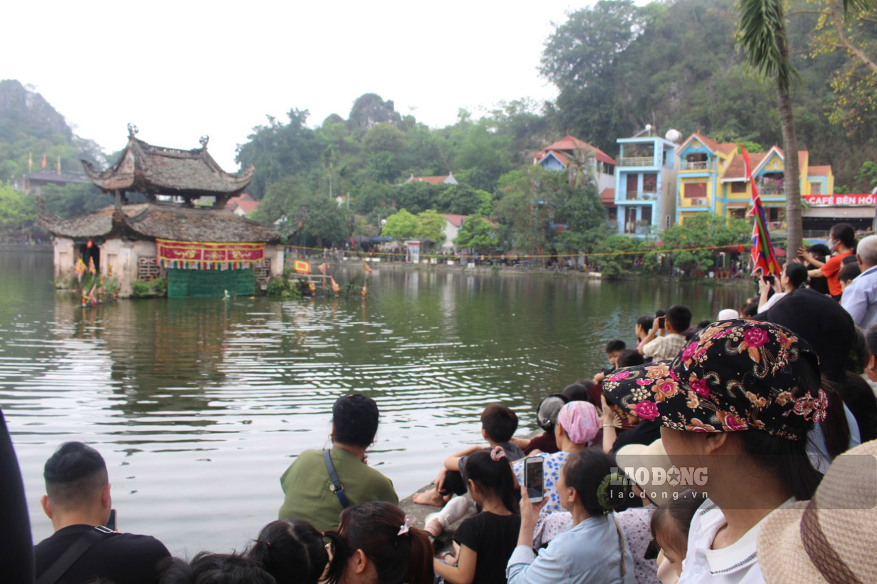 Tham gia hội chùa Thầy cùng bạn bè, bà Nguyễn Thị Tâm (huyện Khoái Châu, Hưng Yên) hào hứng chia sẻ: “Tôi rất ấn tượng với vẻ đẹp và nhiều nghi lễ độc đáo của chùa Thầy. Đây là năm đầu tiên tôi trẩy hội chùa Thầy, nhưng chắc chắn tôi sẽ còn đi nhiều mùa hội nữa”.