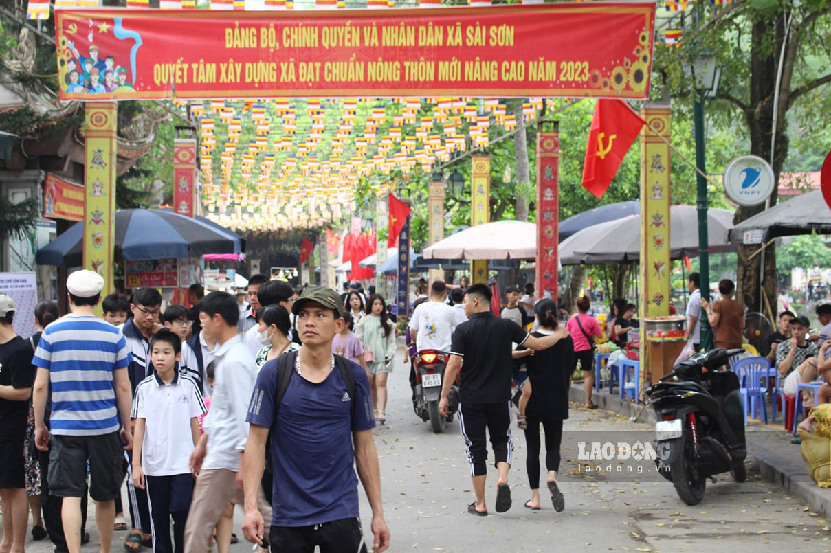 Hội chùa Thầy mở, làng trên xóm dưới ở Sài Sơn thêm náo nhiệt, rộn ràng.