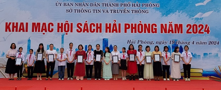 Các học sinh được khen thưởng trong ngày Hội sách. Ảnh: Mai Chi