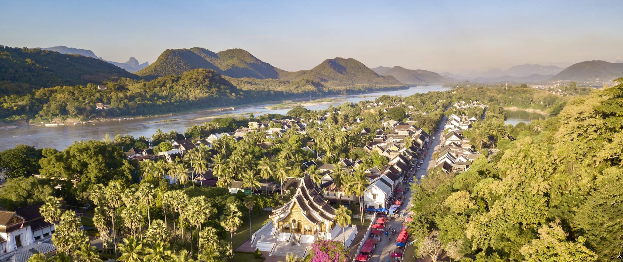 Phong cảnh cố đô Luang Prabang nhìn từ trên đỉnh Phousi. Ảnh: Nomadic Matt