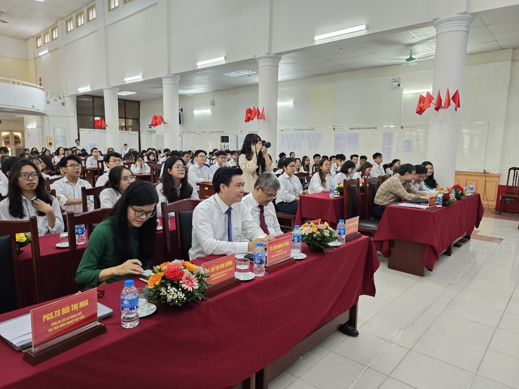 Hội thảo giúp học sinh Thủ đô có được cái nhìn tổng thể về việc lựa chọn ngành học, xu hướng xã hội, sở trưởng, sở đoản của bản thân trước khi quyết định lchọn trường địa học nào