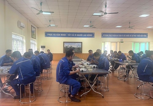 Tăng cường kiểm soát an toàn thực phẩm trong bữa ăn công nhân