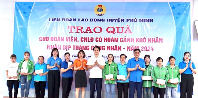 Trao 295 suất quà hỗ trợ đoàn viên hoàn cảnh khó khăn trong Tháng Công nhân