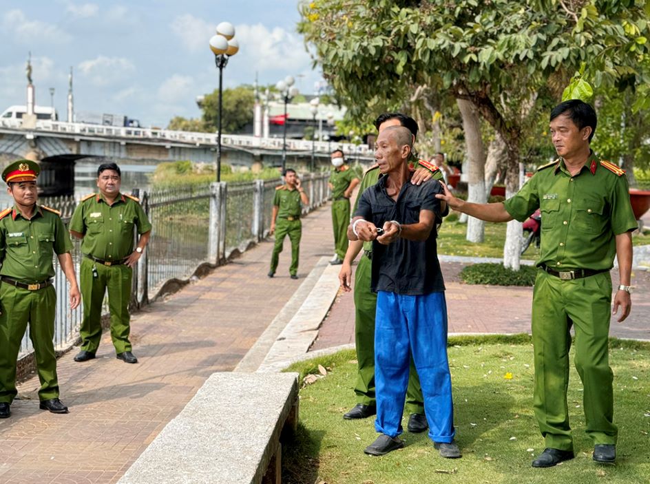 Đối tượng Bình (thứ 2 từ phải sang) tại hiện trường xảy ra vụ Giết người. Ảnh: Vũ Tiến