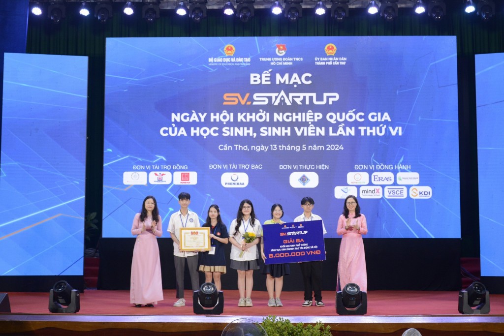 Ban Tổ chức giao giải Ba cho nhóm học sinh Dự án “Khay đựng thực phẩm từ thân cây chuối” của Trường THCS Chu Văn An