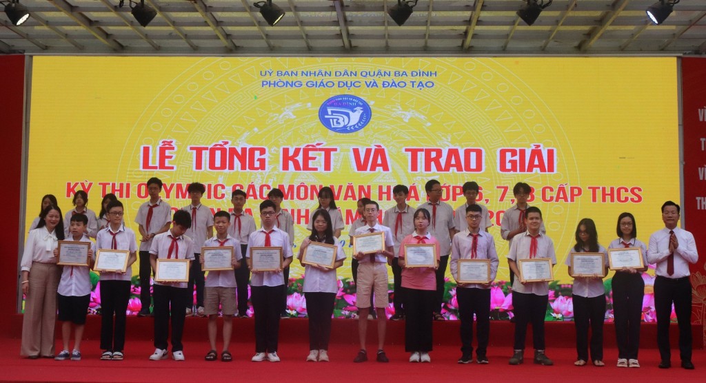 Quận Ba Đình trao 91 giải thi Olympic các môn văn hóa, khoa học