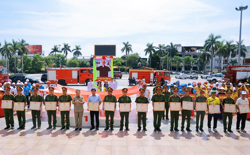 Ông Hà Sỹ Đồng, Phó Chủ tịch thường trực UBND tỉnh trao Bằng khen cho các tập thể, cá nhân.