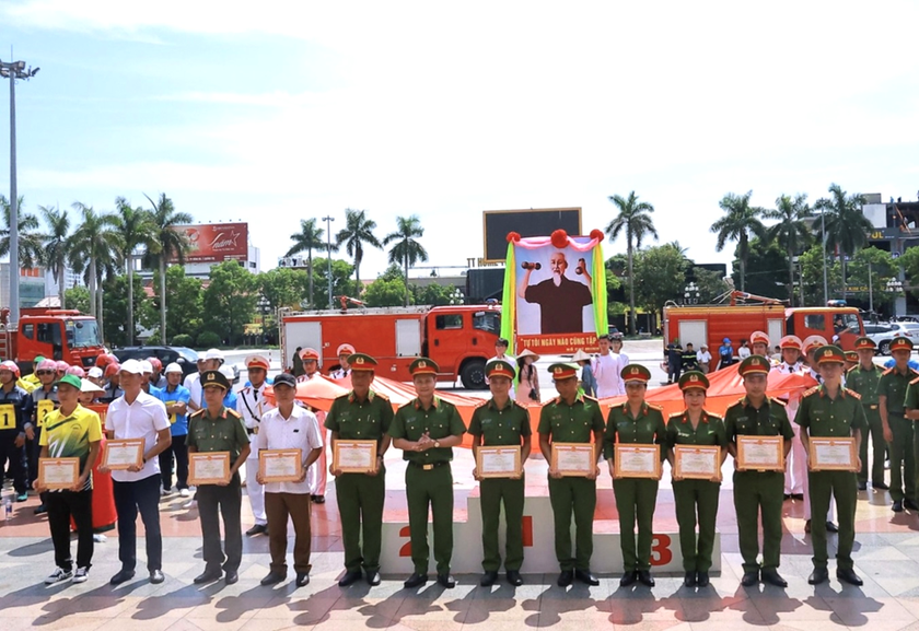 Thượng tá Kiều Đức Tính - Phó Giám đốc Công an tỉnh Quảng Trị trao Giấy khen cho các tập thể, cá nhân.