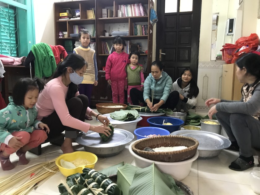 Mẹ cùng các con gói bánh chưng đón Tết.