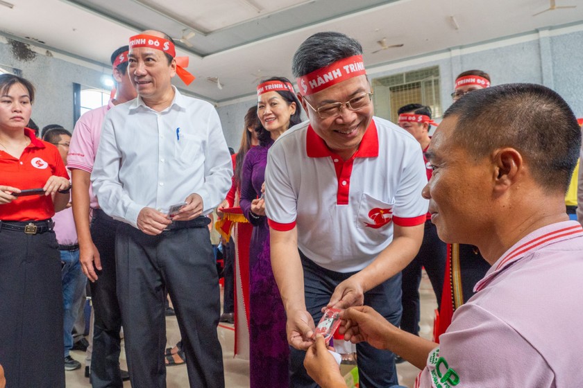 PGS.TS. Nguyễn Hà Thanh, Viện trưởng Viện Huyết học - Truyền máu Trung ương, Trưởng Ban tổ chức Hành trình Đỏ tặng quà cảm ơn người hiến máu. Ảnh: Nguyễn Gia, Lê Hoài