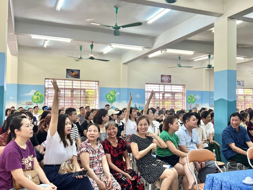 Phụ huynh xung phong tham gia vào quy trình thực hiện phương án tuyển sinh.