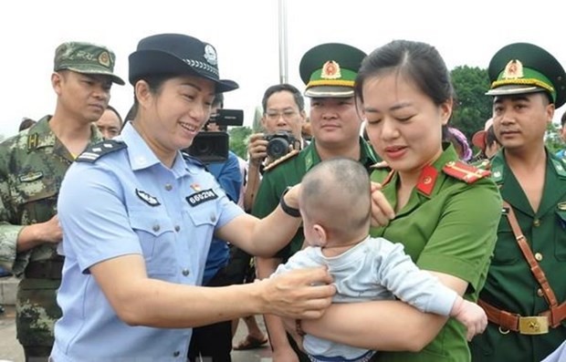 Lực lượng chức năng Việt Nam tiếp nhận một em bé bị bán sang Trung Quốc. (Ảnh tư liệu - Nguồn: TTXVN)