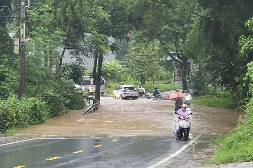 Mưa lớn gây ngập lụt, sạt lở nhiều tuyến đường tại Lào Cai ảnh 1