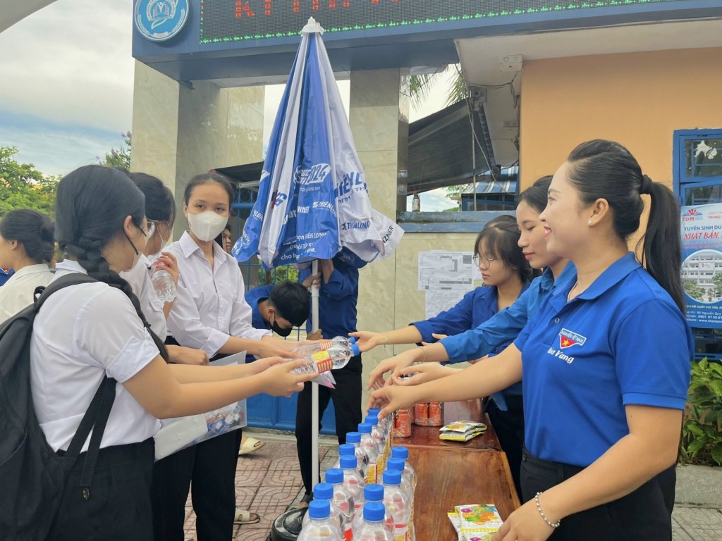 Tình nguyện viên tiếp nước cho các thí sinh tại điểm thi