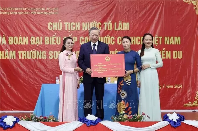 Chủ tịch nước Tô Lâm trao quà cho Trường song ngữ Lào - Việt Nam