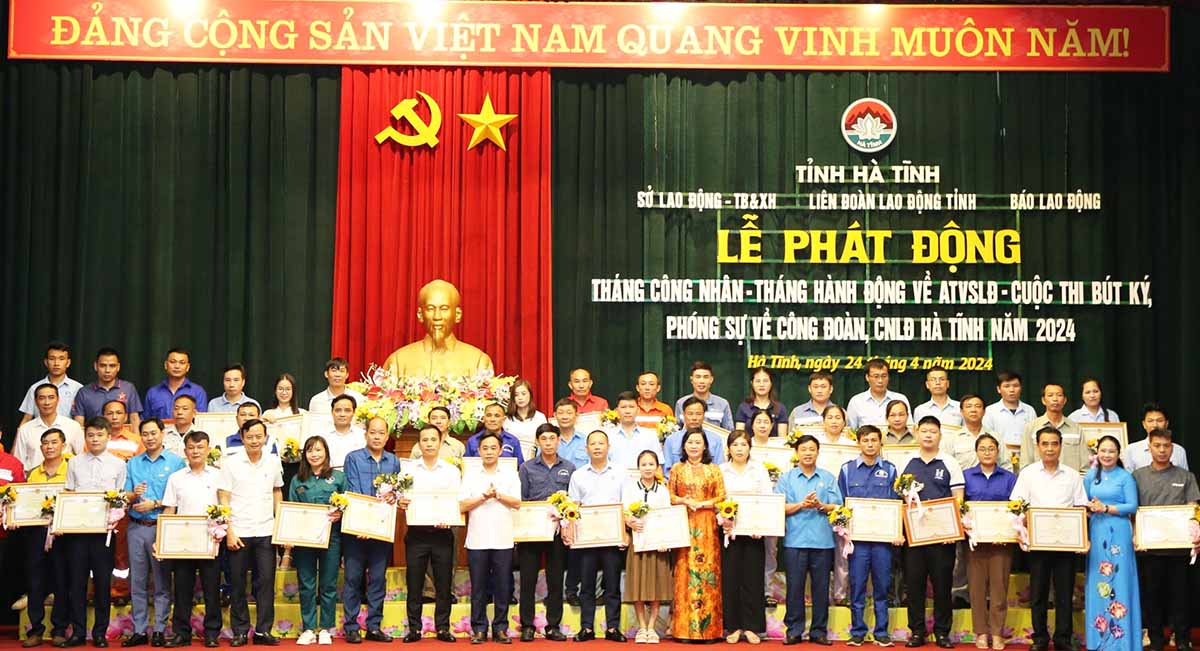 Lãnh đạo tỉnh và LĐLĐ tỉnh Hà Tĩnh tôn vinh 50 công nhân lao động sáng tạo tiêu biểu. Ảnh: Quang Đại