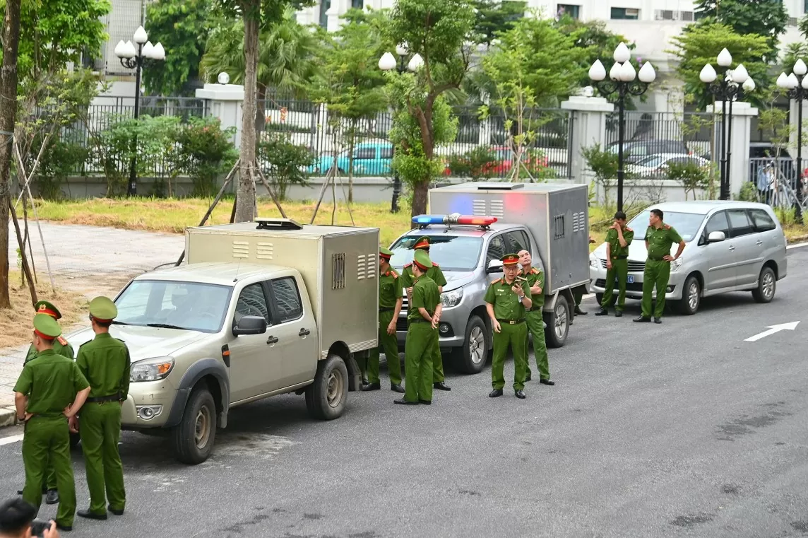 An ninh được thắt chặt trước khi phiên toà diễn ra.