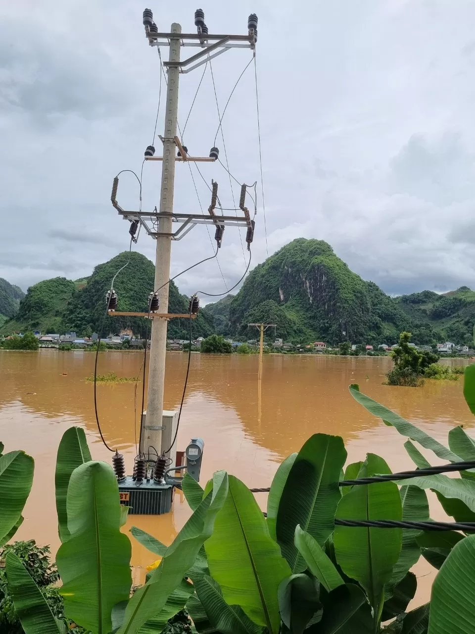 Công ty Điện lực Sơn La: Khôi phục cấp điện trở lại cho khách hàng sau hoàn lưu bão số 2