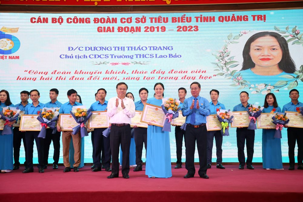 Chủ tịch CĐCS Trường THCS Lao Bảo nhận hoa, Bằng khen của lãnh đạo UBND tỉnh và LĐLĐ tỉnh Quảng Trị. Ảnh: Hưng Thơ.