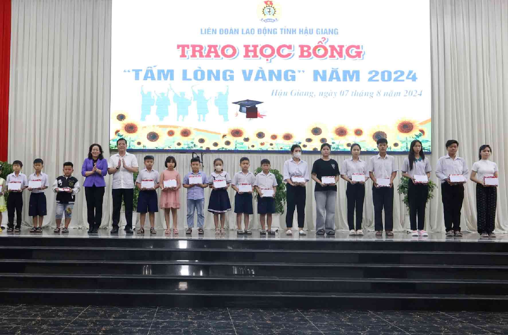 Những suất học bổng được trao tận tay các em học sinh.