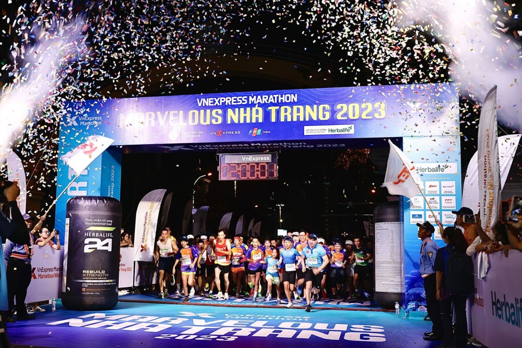 Các VĐV xuất phát tại giải VnExpress Marathon Nha Trang 2023