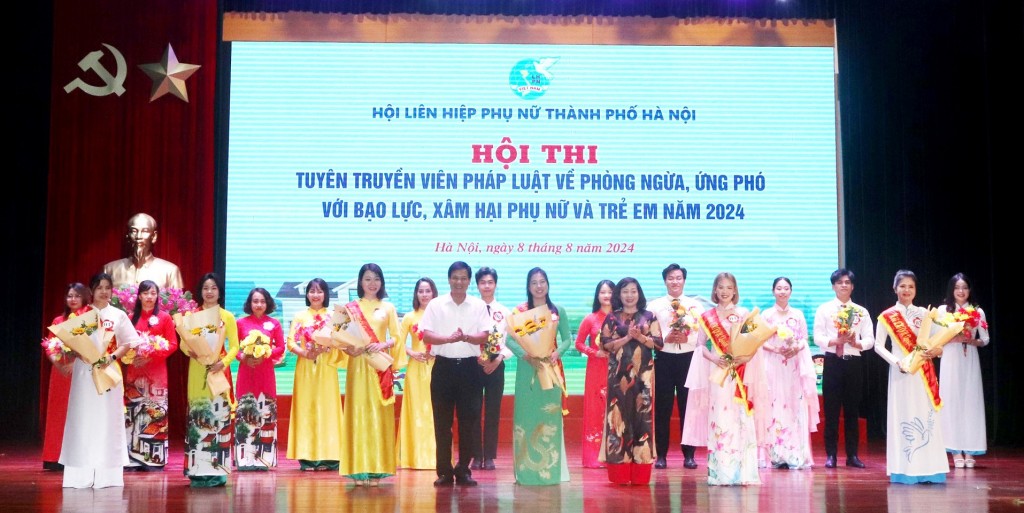 Phó Chủ tịch Hội Liên hiệp Phụ nữ thành phố Hà Nội Lê Thị Thiên Hương và Phó Bí thư Thường trực Quận ủy, Chủ tịch HĐND quận Đống Đa Nguyễn Anh Cường trao cờ lưu niệm cho các đội thi (Ảnh: Bảo Lâm)