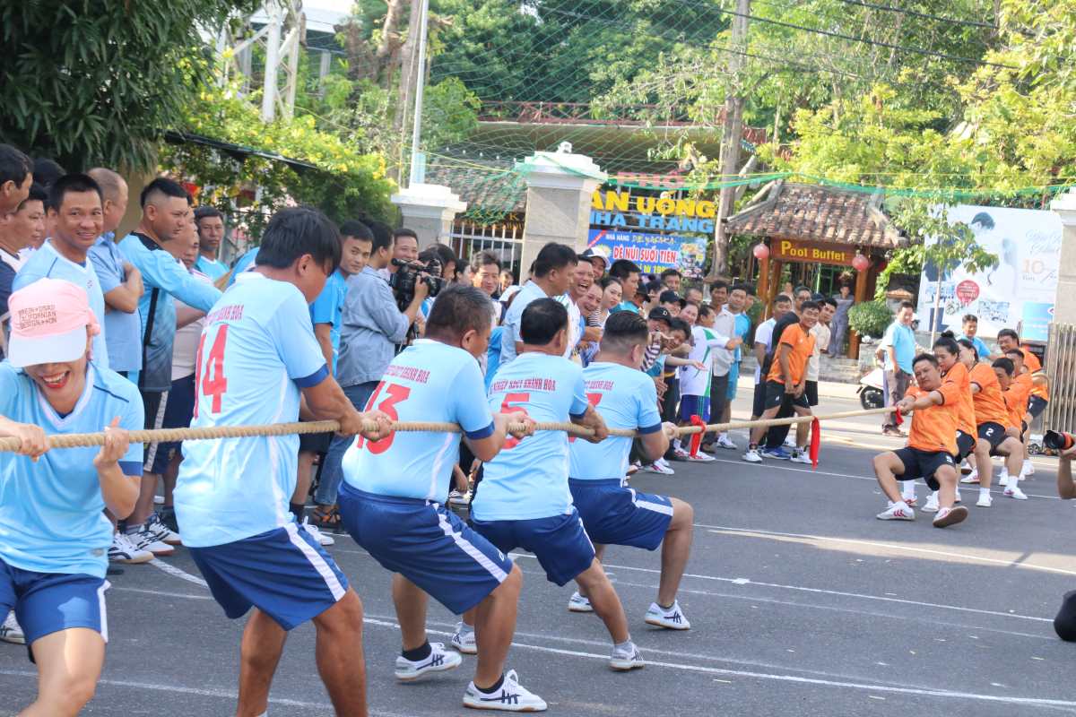 Các đội tranh tài môn thi kéo co sau lễ khai mạc. Ảnh: Phương Linh