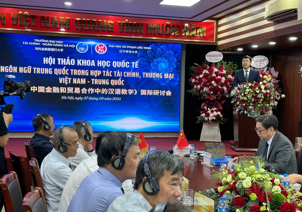 GS.TS. Cao Ru - Viện trưởng Viện Giáo dục quốc tế - Đại học Sư phạm Liêu Ninh (Trung Quốc) phát biểu tại hội thảo. Ảnh: Hà Anh